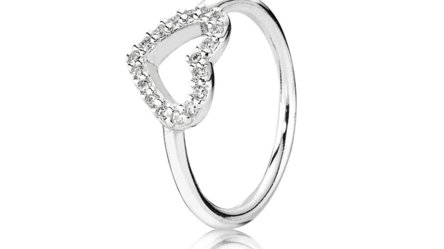 Diamonds Are A Girls Best Friend: Sorgt garantiert für Jubelschreie: Ring aus Sterlingsilber mit Zirkonia-Steinen von Pandora, ca. 50 Euro Diamonds Are A Girls Best Friend: Sorgt garantiert für Jubelschreie: Ring aus Sterlingsilber mit Zirkonia-Steinen von Pandora, ca. 50 Euro