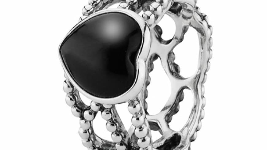 3. September 2012: Schenk mir dein Herz! Ring aus gezwirntem Sterling-Silber mit schwarzem Onyx-Herz von Pandora, ca. 80 Euro 3. September 2012: Schenk mir dein Herz! Ring aus gezwirntem Sterling-Silber mit schwarzem Onyx-Herz von Pandora, ca. 80 Euro