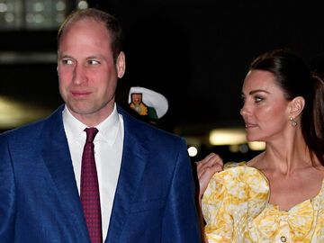 Herzogin Kate schaut ernst zu Prinz William