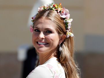 Madeleine von Schweden mit Blumen im Haar lächelt