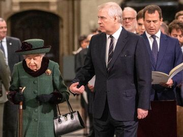 Prinz Andrew begleitet die Queen in der Kirche