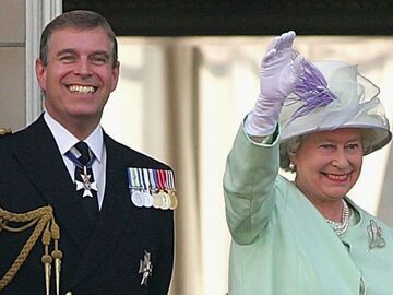 Prinz Andrew und die Queen lachen