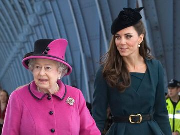Herzogin Kate schaut besorgt zur Queen