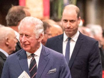 Prinz Charles lacht Prinz William schaut ernst