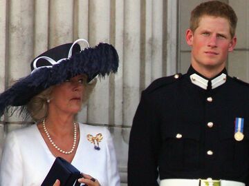Prinz Harry und Herzogin Camilla schauen ernst