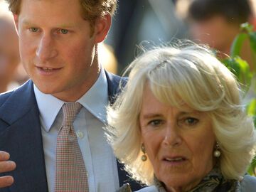 Prinz Harry und Herzogin Camilla schauen ernst