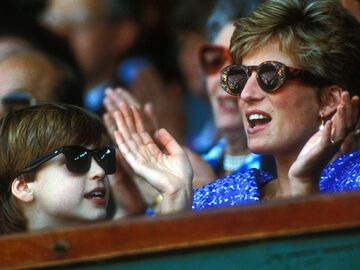 Prinzessin Diana und Prinz William beide mit Sonnenbrille klatschen