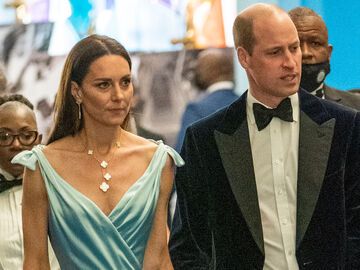 Prinz William und Herzogin Kate schauen ernst 