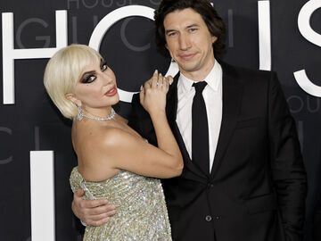 Lady Gaga eng umschlungen mit Adam Driver
