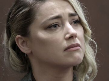 Amber Heard schaut traurig