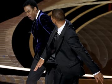 Will Smith gibt Chris Rock eine Ohrfeige