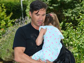 Lucas Cordalis trägt Tochter Sophia auf dem Arm