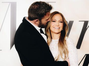 Ben Affleck und Jennifer Lopez umarmen sich verliebt