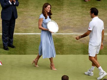 Herzogin Kate gibt Roger Federer Trophäe