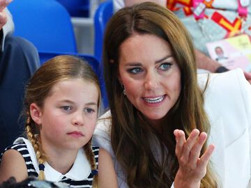 Herzogin Kate schaut ernst zu Prinzessin Charlotte