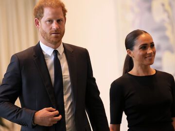 Prinz Harry schaut böse neben Herzogin Meghan
