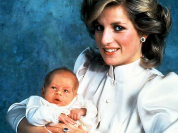 Prinzessin Diana mit Prinz Harry als Baby auf dem Arm 