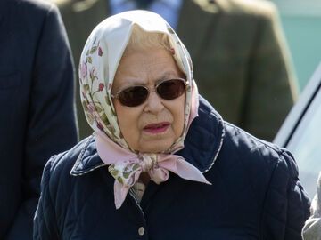 Queen Elizabeth mit Sonnebrille schaut ernst 