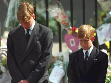 Prinz William und Prinz Harry traurig bei der Trauerfeier ihrer Mutter Prinzessin Diana 1997