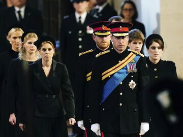 Prinzessin Eugenie, Beatrice, Prinz William und Harry bei der Trauerfeier der Queen