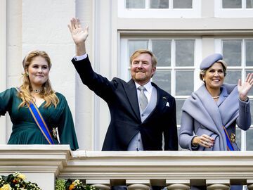 Niederländische Königsfamilie winkt Volk zu 