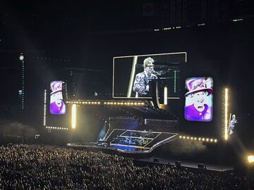 Elton John widmet einen Song der Queen bei seinem Toronto-Konzert