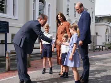 Herzogin Kate schaut stolz auf ihre Kinder die beim ersten Schultag begrüßt werden