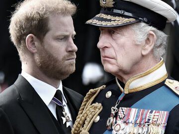 Prinz Harry und König Charles schauen ernst 
