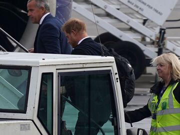 Prinz Harry steigt in Flugzeug
