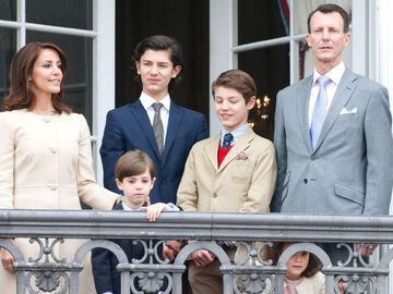 Prinz Joachim und Kinder winken vom Balkon