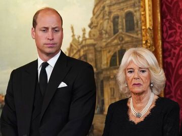 Prinz William schaut ernst zu Camilla 