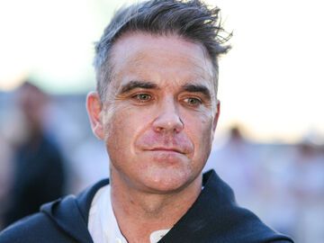 Robbie Williams schaut nachdenklich
