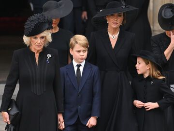 Camilla, Prinz George, Herzogin Kate und Prinzessin Charlotte beim Staatsbegräbnis der Queen am 19.9.2022