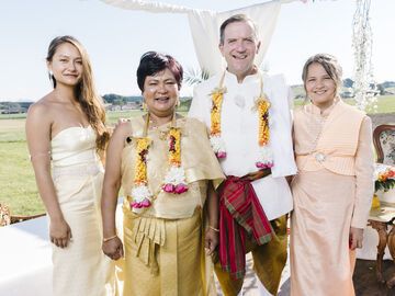 "Narumol & Josef - unsere Geschichte geht weiter!" Hochzeits-Gruppenbild Narumol, Josef, Jenny & Jorafina