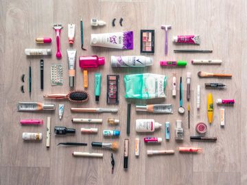 Diverse Beauty-Produkte liegen auf dem Boden