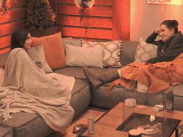 "Promi Big Brother" 2022: Jennifer Iglesias und Katty Karrenbauer unterhalten sich auf der Couch