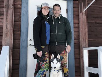 Die "Goodbye Deutschland"-Auswanderer Julia und Sven vor ihrem Haus in Lappland.