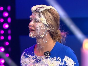 Micaela Schäfer mit Torte im Gesicht bei Promi Big Brother