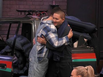 Menders und Jay Khan umarmen sich bei "Promi Big Brother" in der Garage