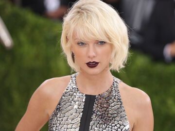 Taylor Swift trägt dunklen Lippenstift