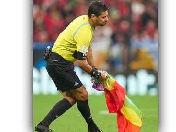 WM 2022: Schiedsrichter mit Regenbogen-Flagge