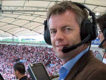 WM 2022: Tom Bartels kommentiert für die ARD im Stadion