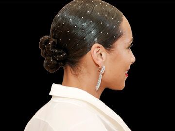 Alicia Keys von seitlich hinten mit Kristallen im Haar