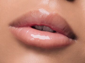 Frau mit glänzenden Lippen