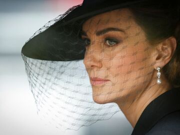 Prinzessin Kate schaut traurig während der Beerdigung von Queen Elizabeth II. 