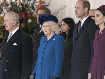König Charles neben Queen Consort Camilla, Prinz William und Herzogin Kate