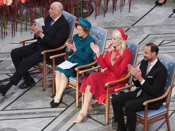 König Harald, Königin Sonja, Prinzessin Mette-Marit und Prinz Haakon bei der Nobelpreisverleihung in Oslo