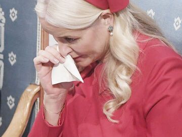 Prinzessin Mette-Marit von Norwegen wischt sich mit Taschentuch Tränen aus dem Gesicht
