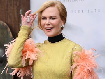 Nicole Kidman streicht Haarsträhne aus Augenbrauen 