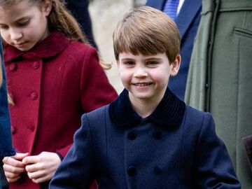 Prinz Louis schaut in die Kamera und lacht während eines Spaziergangs in Sandringham.